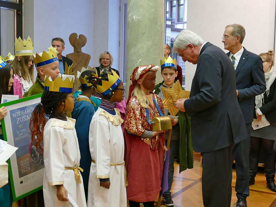 Naumburger Sternsinger zu Besuch beim Hessischen Ministerpräsidenten Volker Bouffier (Foto: Karl-Franz Thiede)